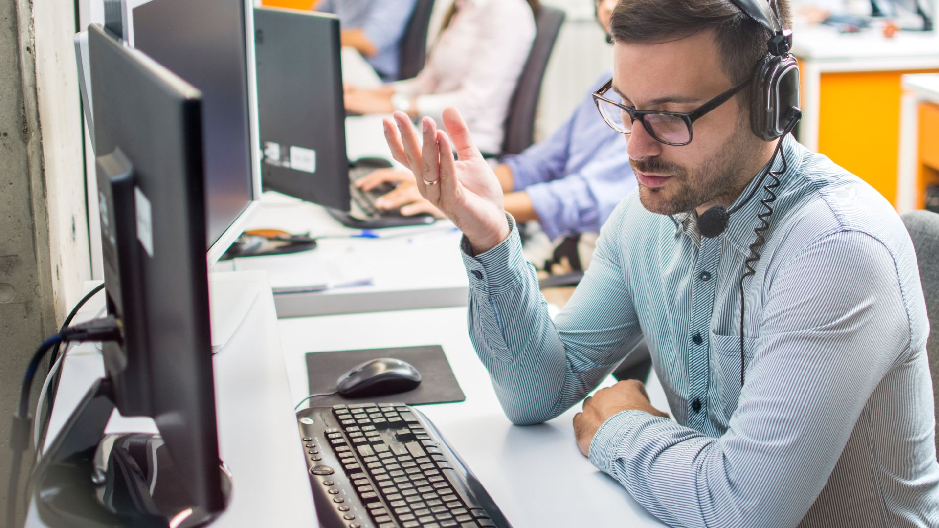 Homem trabalhando em um service desk além da abertura de chamados